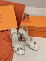 Hermes 爱马仕 Holy105 凉鞋系列 时尚又百搭 超级舒服 每个细节都做到极致 定制蜥蜴纹双色牛皮 原版1:1独家私模鞋跟 独家定制原版钻扣 意大利真