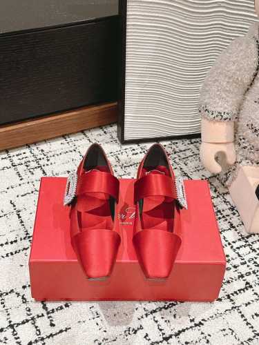 顶级品质 roger vivier fw24 mew arrival～ RV 2024钻扣玛丽珍新品+新版面 俏皮减龄又不失高级感，富家千金即视感 鞋面真丝布