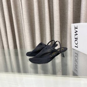 2025 最新罗意威Loewe Ss夏季限定冰丝网拖鞋 真正空调鞋 加若隐若现的美感 上脚真的太美了 强烈推荐 超级懒人时装拖 三种穿法 明星博主同款 面料 进