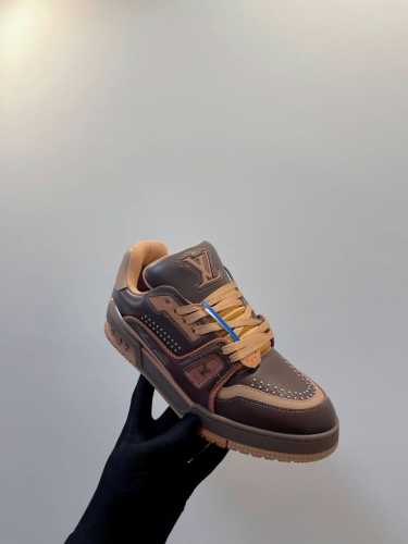 钉钉款 LV Trainer Sneaker 一如继往的给足安全感，实物比图片更好看更精致！梦中情鞋击败～99% 多巴胺百搭，糖果色系真的好甜 元气度满满的 奢