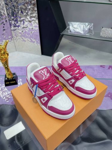 工厂价 高版本礼盒包装 原版开发 品质出货 欢迎对比 Lv板鞋系列 Lv Trainer Maxi运动鞋将成衣系列的宽松廓形引入Virgilabloh笔下的Lv