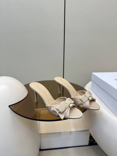 顶级原单 配飞机盒 dior 迪奥 新品蝴蝶结Cd珍珠扣高跟凉鞋 拖鞋 新品珍珠扣高跟凉鞋 性感且时髦 蝴蝶结上加了Cd细节的珍珠设计精致 必备款舒适感真的极极