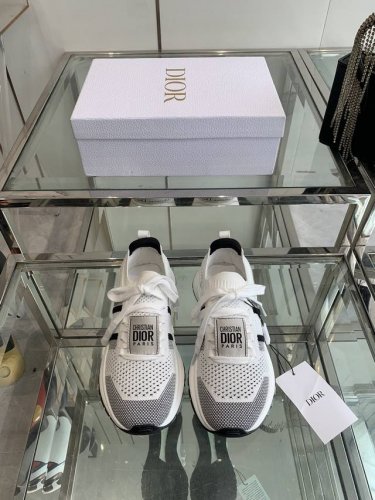 Dior 2025新款Run'n网眼飞织运动鞋 以优雅时尚的造型重新演绎运动风格 鞋面采用灰色网眼织物精心制作 鞋带和鞋跟饰以Christian Dior pa