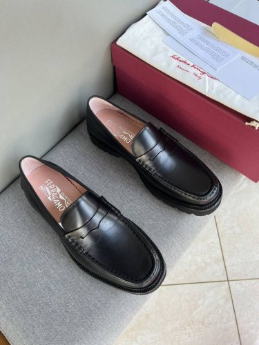 原单品质 菲拉格慕ferragamo休闲皮鞋 套脚鞋 懒人鞋 精致手工缝线 做工细节堪比专柜 原版发泡大底拼真皮沿条 轻便舒适 黑色开边珠 黑色牛皮39-44现