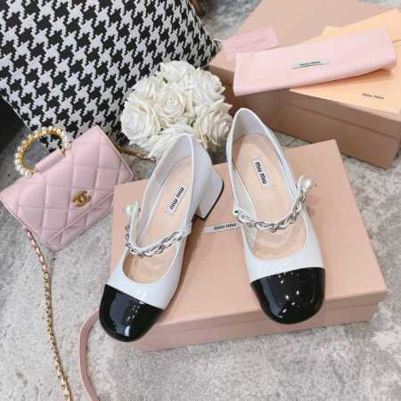 380 Miumiu 缪缪走秀限量款玛丽珍公主鞋，满满的少女心，复古千金小姐韵味，撞色设计可爱又优雅 鞋面：全手工珍珠链条穿皮 内里：羊皮内里，羊皮垫脚 跟高： - 点击图像关闭