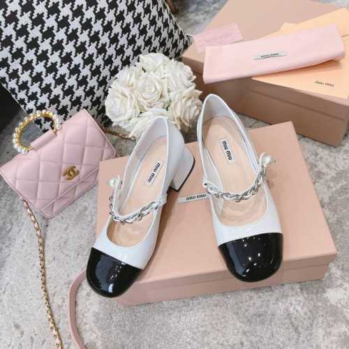 380 Miumiu 缪缪走秀限量款玛丽珍公主鞋，满满的少女心，复古千金小姐韵味，撞色设计可爱又优雅 鞋面：全手工珍珠链条穿皮 内里：羊皮内里，羊皮垫脚 跟高：
