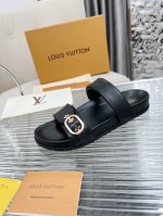 louis Vuitton路易威登新款拖鞋火爆上市，1:1高级定制，秒杀一切仿品，原版开模Logo冲孔装饰，既时尚又美观，面料:小牛皮，内里羊皮，精美原版鞋楦，