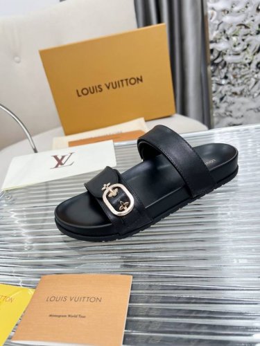 louis Vuitton路易威登新款拖鞋火爆上市，1:1高级定制，秒杀一切仿品，原版开模Logo冲孔装饰，既时尚又美观，面料:小牛皮，内里羊皮，精美原版鞋楦，
