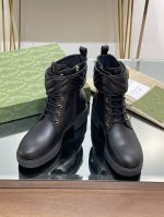Gucci 秋冬新款 独家首发跑量款 双G扣V型纹缝绣腰带踝靴 回馈价  这款踝靴匠心装饰经典双G造型配件，该配件灵感源自70年代GUcci典藏腰带扣设计，经