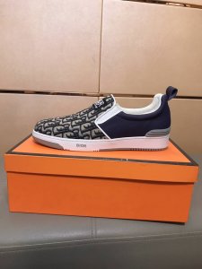工厂价 Dior 迪奥最新款精心打造，引爆全场！不断创新的国际品牌 此款男士高帮四季款休闲鞋，鞋面选用牛皮+品牌印花材料，羊皮垫脚橡胶防滑大底，透气舒适以质量说
