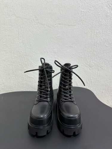 男款20AlexanderMcQueen 2024SKP首发，全鞋身纳帕皮革柔软且轻盈工业风锯齿状橡胶大底 鞋底高度 4.5，鞋内隐藏3cm，自带buff增高7