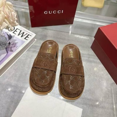 爆款 带有双 G 标志的女式穆勒鞋包头拖鞋 这款多功能设计结合了品牌的传统与现代感，展示了一个压印的双G标志，增添了一丝标志感。采用Gg麂皮制成，这双穆勒鞋提供