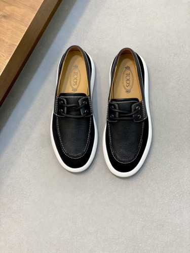 Tod's托德斯皮面运动鞋 本款运动鞋以鹿皮配反绒牛皮面制成，该品牌的设计元素集合一身，超轻鞋底，牛皮内里，牛皮鞋垫，轻松点亮日常造型。 码数：39-44 45