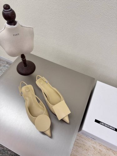 平底 Jacquemus25Ss尖头几何图案 几何图案 装饰 后空鞋 杏色小羊皮 系列 个性突出 鲜明格调 面料 小羊皮 内里 小羊皮 大底 意大利真皮大底 码