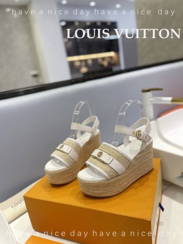 出厂 Loui*Vuitton 最新走秀款厚底凉鞋 香港原版购入一比一开模 今年的款式比去年增加了新原素 显得更为大牌 皮面款采用原版树膏皮牛皮 内里垫脚全羊皮