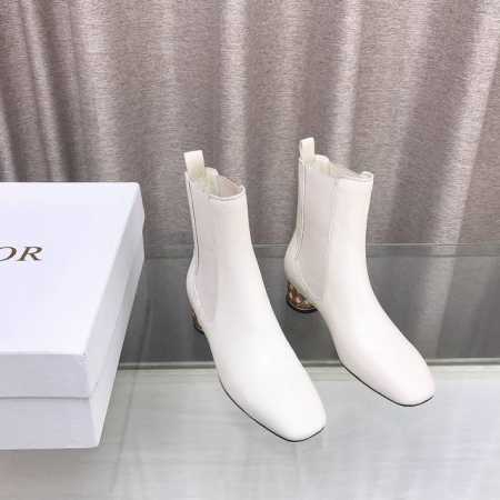 Dior冬季新款 高跟及踝短靴，这款 Dior Icon 带跟及踝靴是2024冬季成衣系列新品，彰显 Dior 的经典标识和高订精神。牛皮革鞋面，两侧搭配弹力饰 - 点击图像关闭