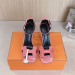 10.5Cm组图 出厂价p Hermes 爱马仕 Joy 105高跟凉鞋 时尚又百搭 搭配H鞋头 超级舒服 每个细节都做到极致 搭配同色调标志性纯鞋扣 设计简约