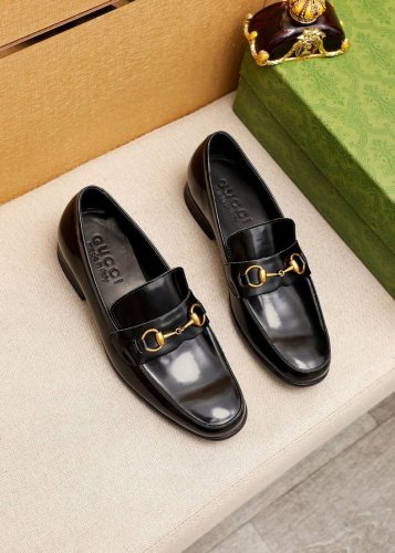 商品商标：Gucci 古驰 休闲皮鞋 正码码数: 38-44 45订制 商品材料：精选 进口头层开边珠牛皮鞋面+奢华五金扣，进口水染牛皮内里。强烈立体视觉效果，