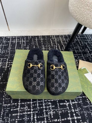 Gucci 24ss 秋冬新款羊毛复古大头包头拖， 勃肯羊毛拖第一眼看到这个鞋子感觉不起眼，没有过多的装饰很简单 但带有点复古味呆萌可爱随意搭配都好看脚感要求高