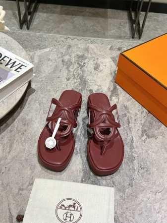 Herme*爱马仕24新品爆款坡跟猪鼻子夹趾拖凉鞋 简约耐看有气质 轻松驾驭 出行自由 Nappa皮革厚底凉拖 饰有经典超大图案 牛皮鞋面 羊皮里 水台高4.5 - 点击图像关闭
