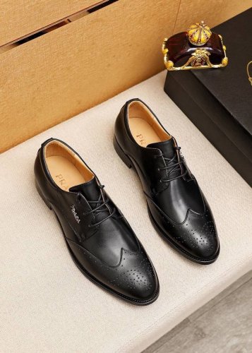 商品商标：Prada 普拉达 商务皮鞋 正码码数: 38-44 45.46订制 商品材料：精选 进口头层小牛皮鞋面，进口水染牛皮内里。强烈立体视觉效果，组合大底