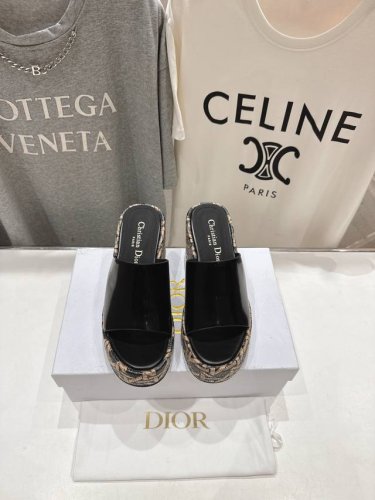 高版本出厂 Dior*迪奥D家2025Ss春夏新款仙女风坡跟厚底拖鞋 1:1原版复刻 市面上最高版本 各路时尚博主刷爆小红书！超时髦又充满高级感的单品！轻松打造