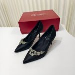 roger Vivier 新款黑色绸缎水钻单鞋 黑色缎面配上如流星一般排列的钻石 让您足尖更加闪耀花型设计偏优雅 就像是将银河繁星穿在脚上 鞋面 真丝绸缎面 内