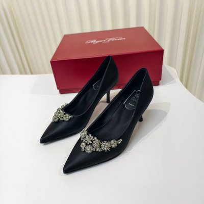 roger Vivier 新款黑色绸缎水钻单鞋 黑色缎面配上如流星一般排列的钻石 让您足尖更加闪耀花型设计偏优雅 就像是将银河繁星穿在脚上 鞋面 真丝绸缎面 内