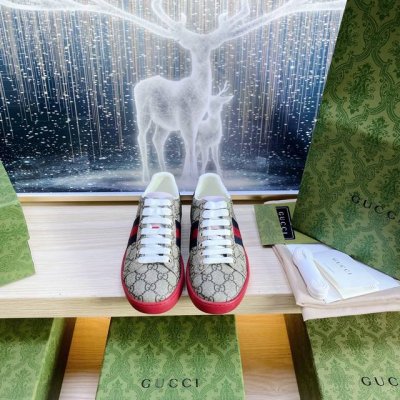 出厂女 男 整个系列价格一样 牛皮面料 牛皮内里 牛皮垫脚 真蛇皮防伪线 香味大底 升级芯片 豪华包装。。全部东西跟正品一样。码数:35-46