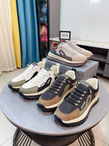 出厂价p 普拉达prada 米兰展新品男鞋出炉了，官网新款：1制作原版，续写魅力传承，创新与致敬年轻时尚的你必须拥有活动垫脚无臭脚；进口油蜡皮鞋面耐磨橡胶底；适