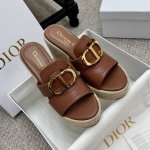 增高款 Dior 迪奥 25Ss 夏季高版本新款凉鞋. 简约超级百搭. 上脚完美奢华可任意搭配春夏服饰. 脚感更是舒适！材质原版完美复刻. 原版拆解开模. 面料