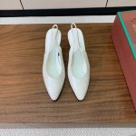 Loro Piana 后空单鞋。极简主义风格。属于非常耐看的款式！高级百搭之王一年四季春夏秋冬皆适宜。鞋面油蜡皮，进口真皮大底。跟高5cm 码数：35-41 4