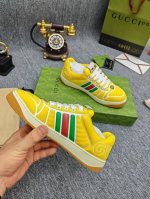 情侣款 Gucci古奇 系列饰织带运动鞋 这款单品出自gucci Lido系列，设计灵感源自意大利海岸的夏日风情和海滩俱乐部。Screener系列运动鞋从20世