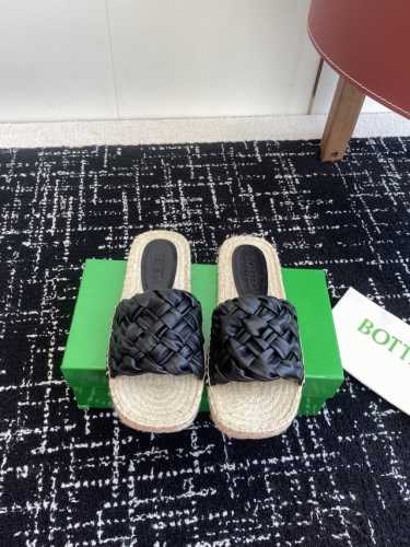 东莞代购级 Bottega Veneta Bv新款菱格宽条编织凉拖鞋 Ins&小红书巨多网红明星上身！上脚超性感！真的太美了！有理由刮起时尚大风，让人沦陷的舒适