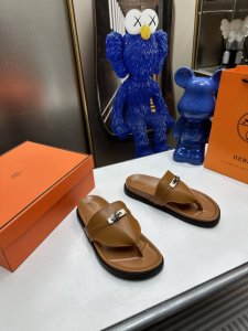 出厂：120 Hermes爱马仕 Ss Empire Kelly扣 夹脚人字拖鞋 顶级版本 水台包整块牛皮 上脚真的不要太舒服啦！麂皮和皮面都超级百搭～ Siz