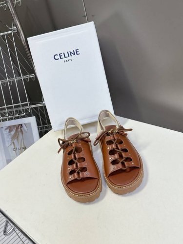 Celine思琳经典春最新爆款沙滩凉鞋夏天搭配袜子 简直绝绝子 复古的点上带上了满分时髦感颜值原版购入开发 依旧最高输出还原原版定制复古感 面料:牛皮压印工艺油