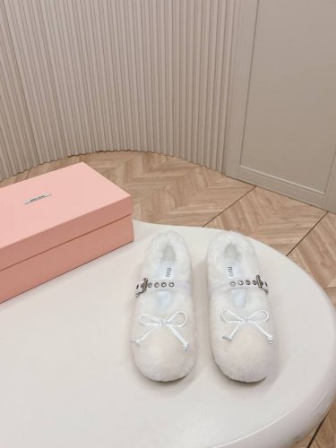 Miumiu 新款秋冬毛毛鞋 对原版工艺 每个颜色都很赞！！集舒适 可爱 时尚 高雅 百搭 ，羊毛舒适柔软，唤醒秋冬暖意。让您从早到晚舒适踱步。搭配袜子可以轻松