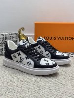 出厂价p 实价 顶级精品-新款路易威登~最新款Ss运动板鞋 回头率爆棚 正版开发代购级别品质此款由牛皮拼接老花网布羊皮内里，时尚百搭 鞋头楦型挺而饱满，鞋底Lv