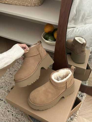橙子出厂价 UGG 秋冬新款厚底雪地靴 人鱼高跟短靴 码数：35-40 栗色细节 我家主要做高版本哦！ 有客户需要皮面一体可以拿 质量特别好 玩已经自留啦