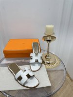 爱马仕 HerméS 经典 工 字拖 高品 原版工艺 白色鞋面缝车反色线 款式经典 简约 此款主要对比的就是工艺 品质 爱马仕 HerméS 夏天开始不一样的夏