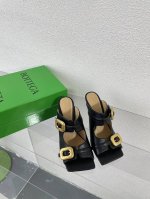 Bv新款凉鞋也太美了Stretch Buckle 高跟凉鞋 双五金扣件拖鞋 黑色 内置热熔定型工艺 内在美 不变形 不松垮 玛丽珍设计元素 堪称Bv家族设计基因