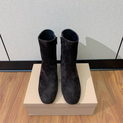 Gianvit* Ross* 粗跟短靴。精致的鞋楦，款式时尚。女人味十足。非常值得推荐给你们 材质：羊京，羊皮内里及垫脚，真皮大底。跟高6cm 码数：35-39
