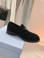 麂皮乐福鞋新品 这个美拉德色系 真心太秋冬了吧 小牛丝光反绒麂皮材质，质感顶顶好，关键这个巧克力色 很出圈啊，好美好美 原版开模胶底，不重 很舒服 尺码36-4