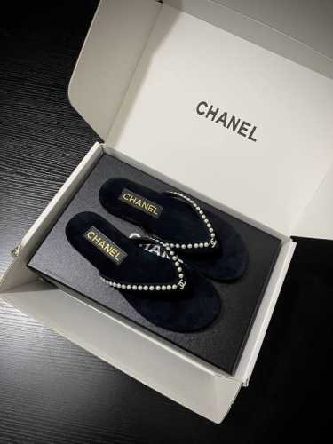 chanl* 这双珍珠饰带拖鞋 是优雅与个性的碰撞。丝绒鞋面质感满满，珍珠串起的鞋带点缀标志性双C，在随性中彰显奢华，无论是漫步街头还是出入派对，都能轻松成为焦