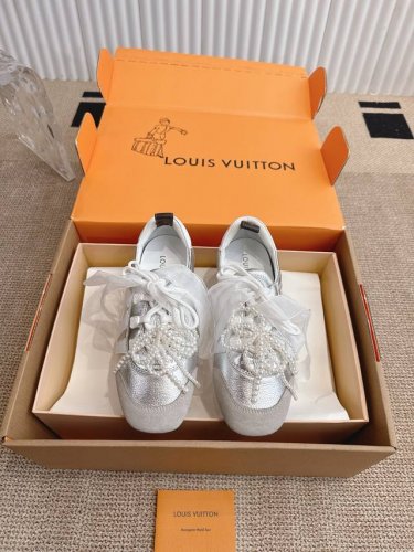 代购级 配饰20 Louis Vuitton 春夏 Sneakerina系列运动鞋 德训鞋 平底鞋休闲鞋 顶级版本Sneakerina Lv 休闲运动鞋以丝滑绒