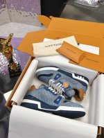 工厂价： 原版开发 品质出货 欢迎对比 LV板鞋系列 LV Trainer Maxi运动鞋将成衣系列的宽松廓形引入VirgilAbloh笔下的LVTrainer