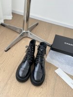 Chanel 小香24K新品短靴 原版1:1复刻 经典中的经典 无论搭配裤装还是裙装都是完美 小圆头的设计很好的修饰脚型 小仙女们必备！ 鞋面采用进口小牛皮 内