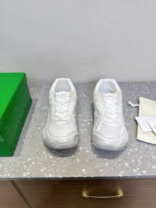 bottega Veneta 葆蝶家 25Ss春夏新款 透明 透气 休闲鞋 运动鞋 不乏造型设计的精细雕琢，搭配甄选网纱面料呼应品牌标志性 Intreccio