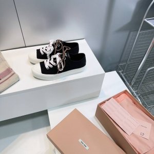高品质出厂 ！顶级品质Miumiu缪缪25春夏最新款美式复古风饼干鞋休闲帆布鞋！~ 颜值担当火爆双鞋带布鞋 不得不入的一款～简约高级 随意搭配上脚非常舒适，年度