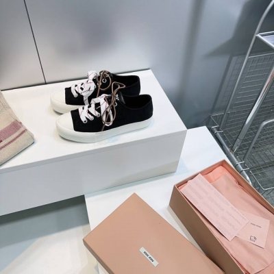 高品质出厂 ！顶级品质Miumiu缪缪25春夏最新款美式复古风饼干鞋休闲帆布鞋！~ 颜值担当火爆双鞋带布鞋 不得不入的一款～简约高级 随意搭配上脚非常舒适，年度
